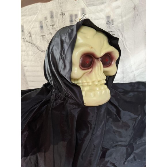 Gemmy shaking skeleton light up vintage hanging sc - Picture 2 of 8